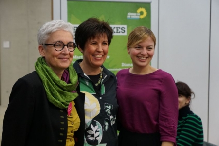 Martina Neubauer, Diana Franke und Katharina Schulze auf einer Podiumsdiskussion in Gilching