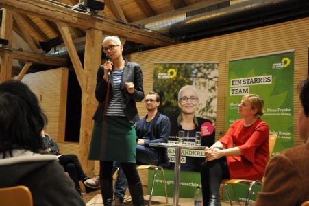 Martina Neubauer, Landratskandidatin Starnberg, Sebastian Grünwald, Katharina Schulze auf einer Podiumsdiskussion in Wessling
