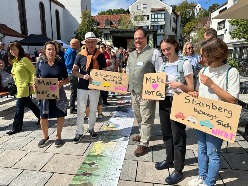 Die Organisatorinnen des Klimastreiks mit ihren Schildern